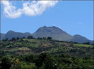 Quelle mer borde la Guadeloupe par l'ouest ?