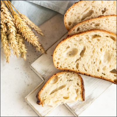 Le pain est un mélange de farine et d'eau auquel on ajoute du sel.