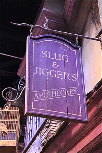 Sur quel arbre la voiture des Dursley s'écrase-t-elle lorsqu'Harry et Ron arrivent à Poudlard ?