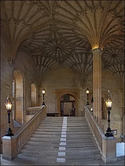 En quel animal Hermione se change-t-elle par le biais du Polynectar ?