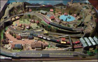 Quel est le nom de la marque anglaise de trains miniatures cr&eacute;&eacute;e en 1920 ?