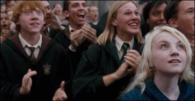 De quelle couleur sont les vêtements d'Ombrage ?