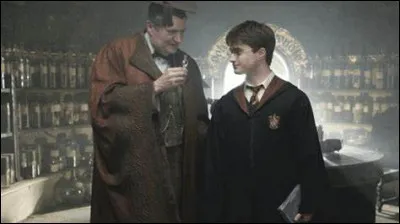 Avec qui Ginny sortait-elle au début du livre ?