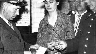 Glissez-vous dans le chas du ticket pour trouver la réponse !