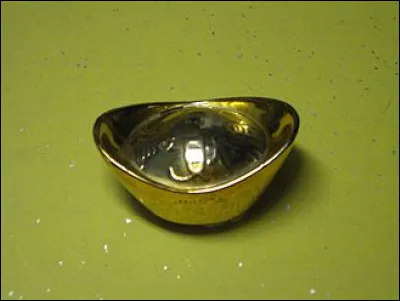 Dans quelle pièce de la maison l'effigie du Dieu du Foyer est-elle positionnée ?