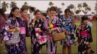 Quels aliments lance-t-on traditionnellement lors de cette fête ?