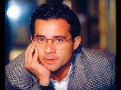 Quelle émission de débat va-t-il alors présenter durant une quinzaine d'années ?