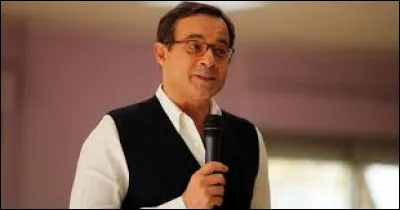 Quel problème va le pousser à cause de la médiatisation à mettre sa carrière télévisuelle en suspens dès 2010 ?