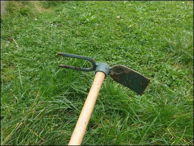 Quel outil de jardinage apercevons-nous ici ?