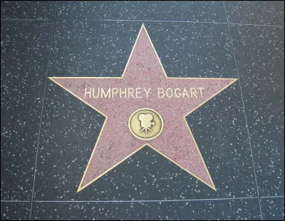 Parmi ces acteurs d&eacute;c&eacute;d&eacute;s, qui n'a pas son &eacute;toile sur le Hollywood Walk of Fame ?