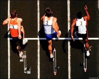 Je vois de loin qu'elle lui fait la __ !