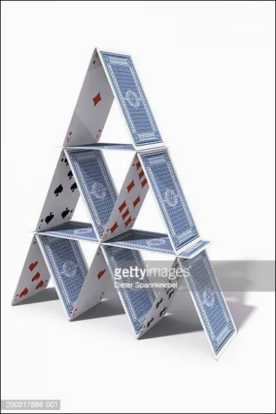 Vous construisez un château de cartes comme sur l'image ci-dessus. Vous disposez d'un jeu de 54 cartes. Combien d'étages entiers pourrez-vous construire au maximum ?