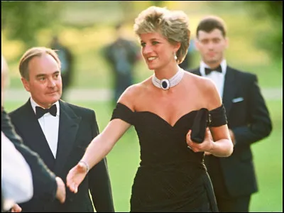 En l'absence de Chirac et de Jospin quel Premier ministre était présent lors de la conférence de presse urgente annonçant la mort de Diana ?