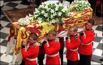 Quel chanteur a interprété "Candle in the Wind" lors des funérailles de Lady Di ?