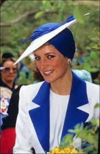 Pour aller s'amuser avec quel chanteur en boîte de nuit, la princesse est-elle sortie déguisée ?