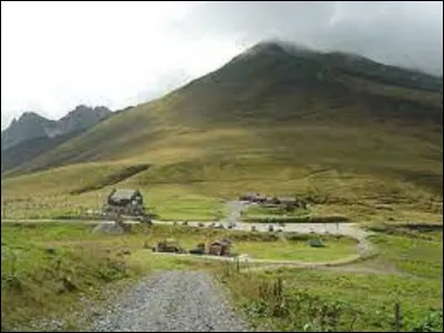 Géographie : 
Souvent grimpé par les coureurs du Tour de France, le col de la Madeleine est un col des Alpes dont le sommet se situe à 1 993 mètres.
Dans quel département se situe-t-il ?