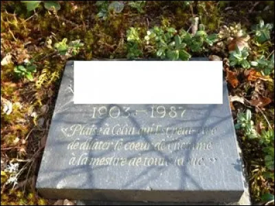 Porte une épitaphe tirée d'une de ses uvres :