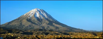 Dans quel pays le volcan Misti, culminant à 5 822 mètres d'altitude, se trouve-t-il ?