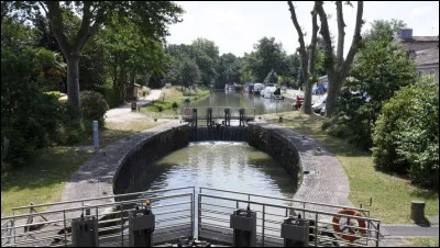 Midi : le canal du Midi qui relie Toulouse à la mer Méditerranée, a été construit ...