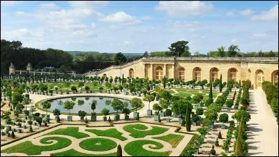 A été le premier roi à vivre à Versailles :