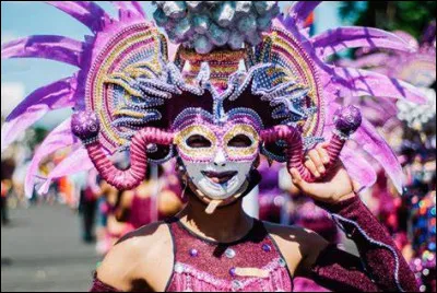 Comment les beignets du carnaval sont-ils appelés dans la région lyonnaise ?