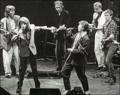 Continue à se produire sur scène :