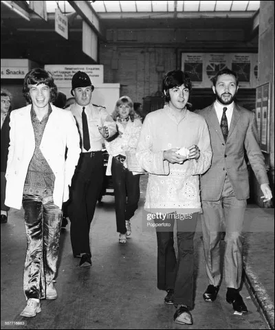 Est ami d'enfance avec un autre membre fondateur de son groupe :