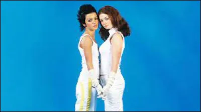 Quel groupe russe chante "Cosmos (Outer Space)" sur leur deuxième album studio en 2006 ?