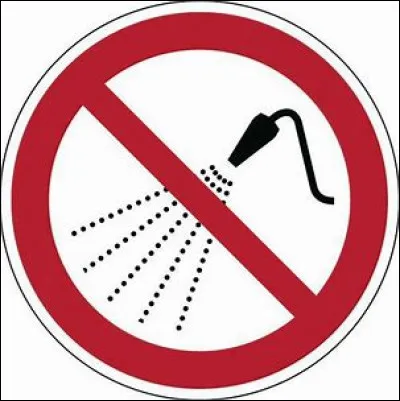 Tu veux rentrer mais avant tu voudrais te rincer à la douche. 
Problème : les douches sont fermées à cause du gaspillage de l'eau. Qu'en penses-tu ?