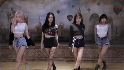 Dans un passage de la chorégraphie, les filles forment un cur avec leurs bras. Comment se nomme la chorégraphie ?