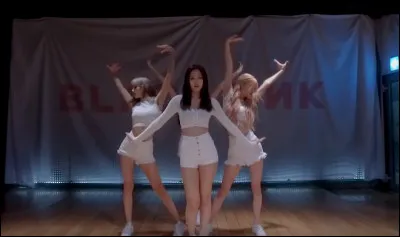 Lors de la chorégraphie, Rosé, Jennie, Lisa et Jisoo sont toutes les quatre habillées en blanc. Comment se nomme cette danse ?