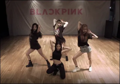 Jisoo, Jennie, Rosé et Lisa exhibent leurs gestes énergiques dans la chorégraphie. Quel est le nom de cette danse ?