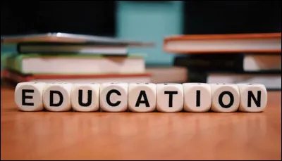 Quel réalisateur, à qui l'on doit notamment "Si Versailles m'était conté..." a dit "Le luxe est une affaire d'argent. L'élégance est une question d'éducation" ?