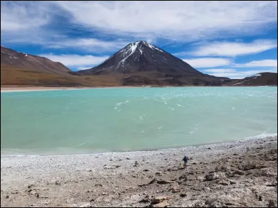 Dans quel pays se situe le lac Licancabur ?