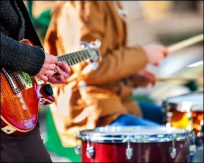 Quel groupe chantait "Shout" en 1985 ?