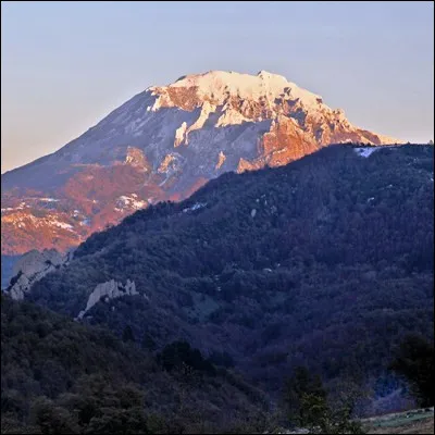 Quel massif des Pyr&eacute;n&eacute;es proche de Narbonne culmine au pic de Bugarach ?