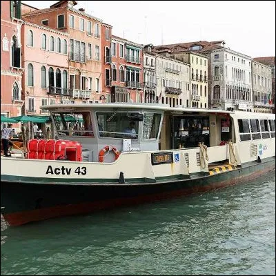 Comment appelle-t-on les bateaux-bus circulant sur les canaux de Venise ?