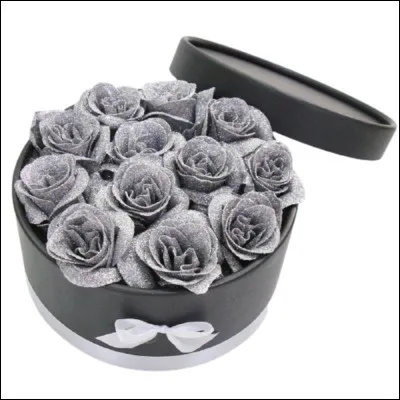 De quelle couleur sont les roses se trouvant dans la bo&icirc;te ?