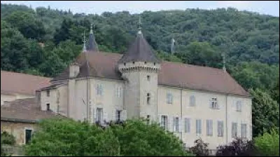 Vous avez sur cette image le château de la Tour-des-Échelles, à Jujurieux. Ville Aindinoise, elle se situe en région ...