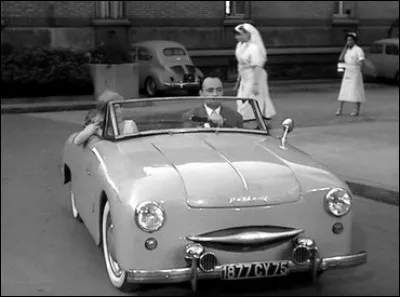 Quelle est cette auto cabriolet des années 50 au pare-brise plat ?