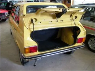 La première génération de cette petite auto des années 70 fut vite abandonnée au profit d'un hayon arrière. Quel est ce modèle français ?