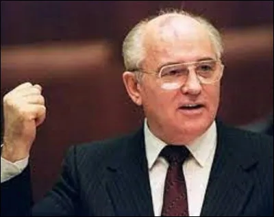 30 août : 
Mikhaïl Gorbatchev meurt des suites d'une longue maladie à Moscou à 91 ans. Homme d'État soviétique puis russe, il occupera plusieurs postes importants dont celui de président de l'URSS. Résolument réformateur, il s'engage à mettre fin à la guerre froide, à la libéralisation économique et culturelle connue sous les noms de perestroïka et de glasnost. Que signifie glasnost en russe ?
