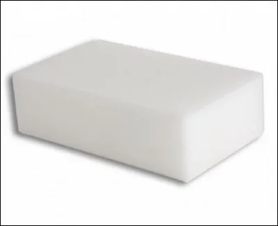 Quel est le nom de cette éponge qui permet d'éliminer, sans effort, les tâches et salissures sur les murs, les robinets, le sol... ?