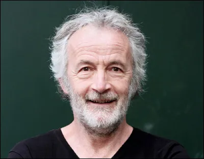 Qui est cet humoriste, atteint de ''delirium très mots'', auteur de cette citation : ''Avant, l'argent coulait à flot, maintenant j'éponge mes dettes.'' ?