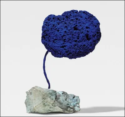 Quel artiste français est l'auteur de cette sculpture ''Éponge bleue sans titre'' ?
