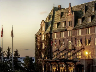 À quel livre, le portail du manoir de chez Elinor, fait penser à Meggie ?