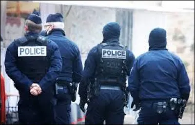 Ces personnes sont des pompiers.