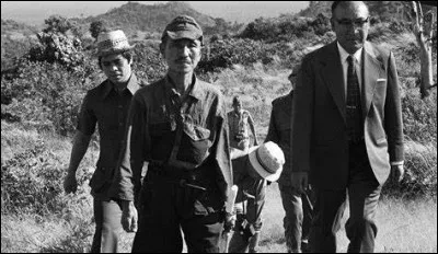 Comment le résident Auphelle est-il tué ?