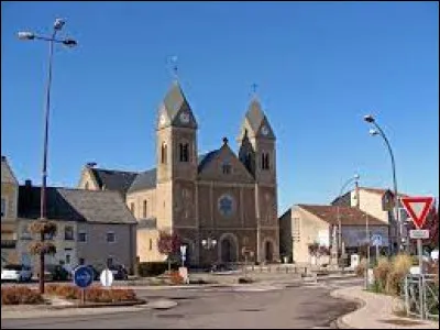 Je vous donne rendez-vous dans le Grand-Est, au pied de l'église Saint-Gérard-de-Majella, à Carling. Ville de la région naturelle du Warndt, connue entre autres pour sa centrale Émile Huchet, elle se situe dans le département ...