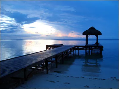 En quelle année les territoires d'outre-mer ont-ils laissé place aux collectivités d'outre-mer ?